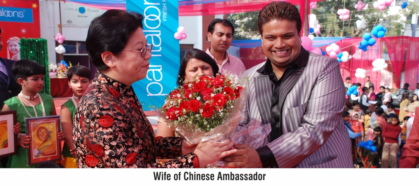 Wife of Chinese ambassador with Rishabh Gupta Richmondd Global School